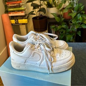 White uptowns aka Air Force 1 in great condition! Women’s size 8